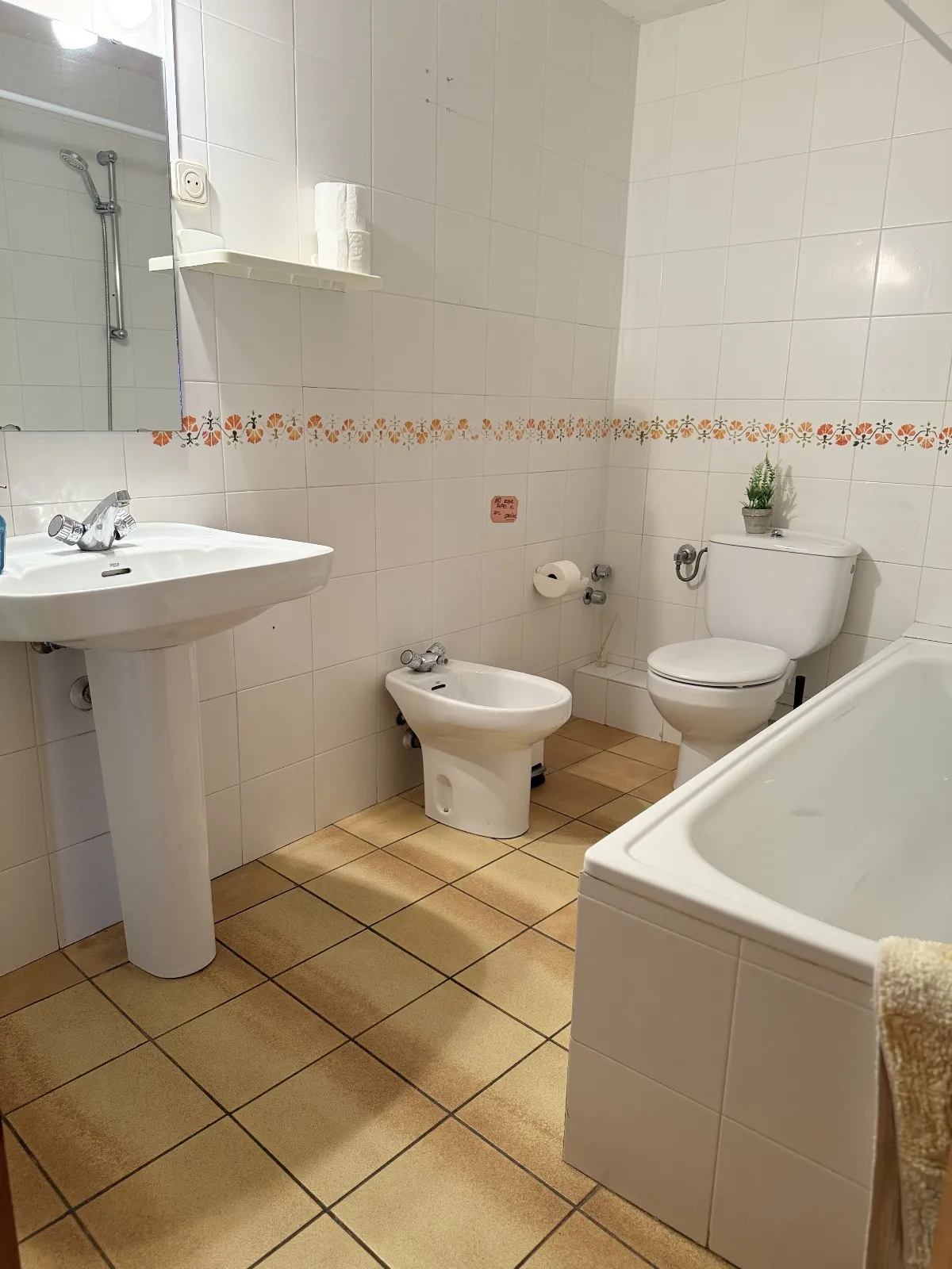 Baño completo con ducha en Casa Rural Gillué.