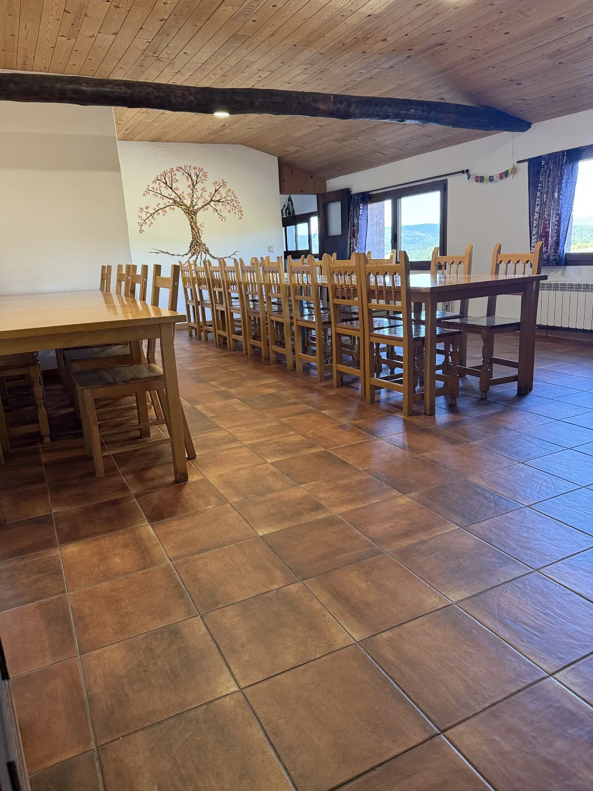 Comedor amplio de madera ideal para grupos en Casa Rural Gillué.