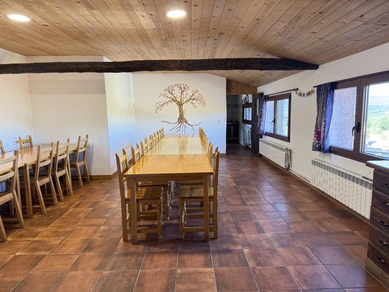 Comedor amplio de madera ideal para grupos en Casa Rural Gillué.