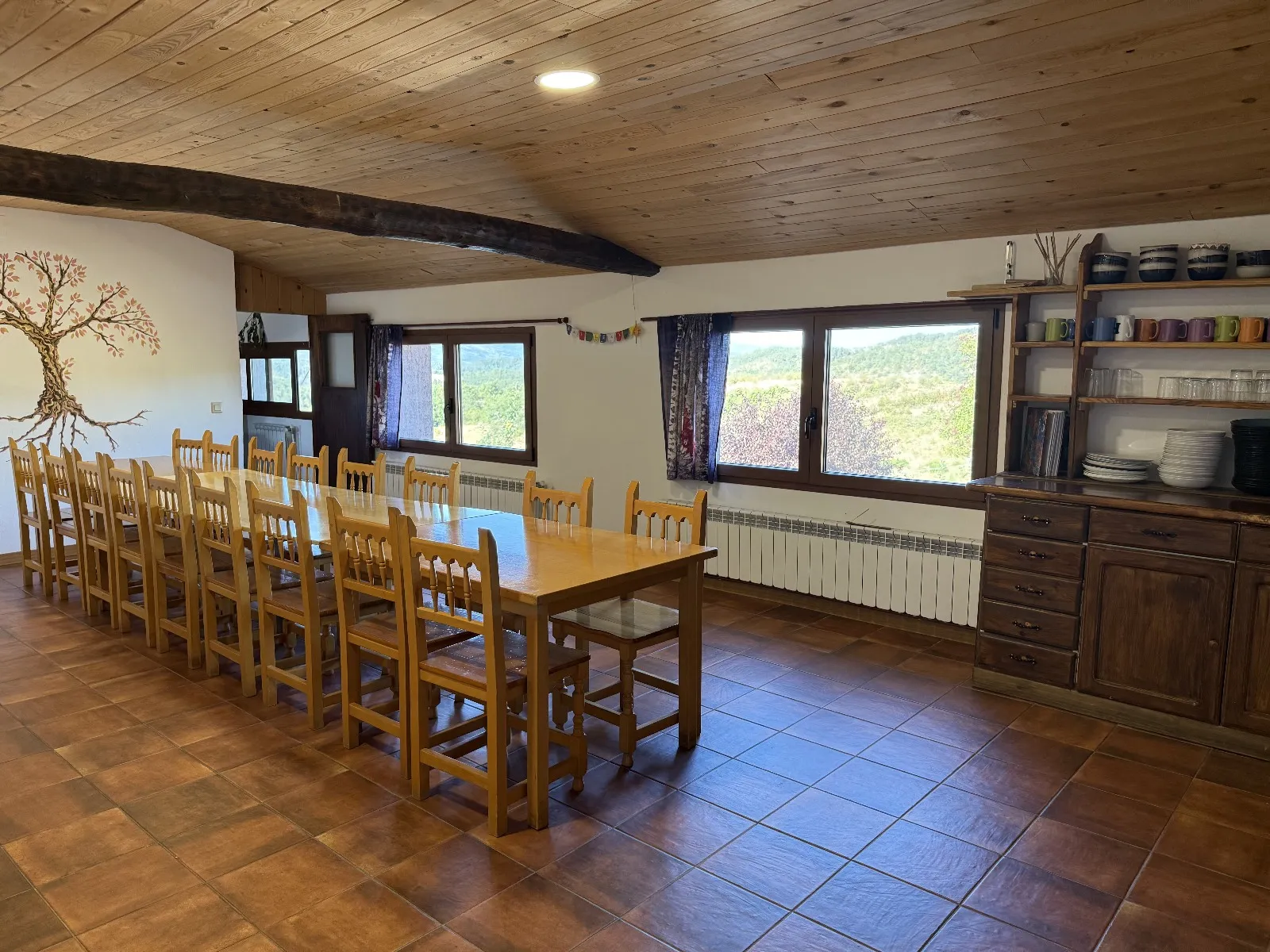 Comedor amplio de madera ideal para grupos en Casa Rural Gillué.