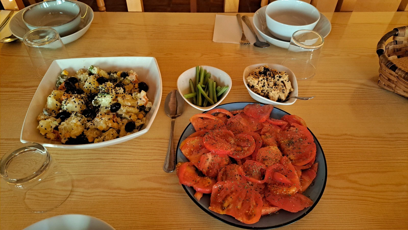 Ensaladas frescas preparadas con ingredientes de proximidad en la casa rural en el Pirineo.