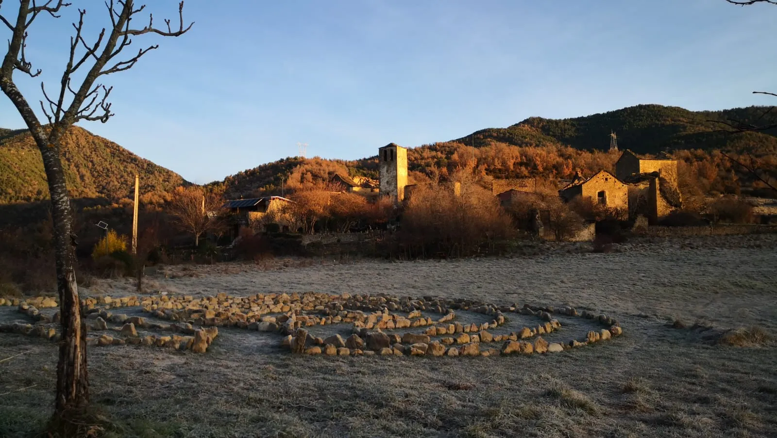 Formación rocosa y paisaje rural en los alrededores de Casa Rural Gillué.