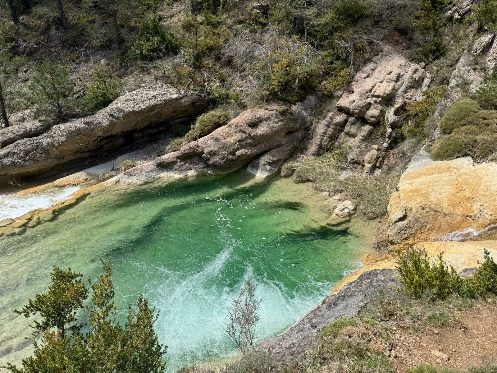 Poza natural de aguas claras cerca de Casa Rural Gillué, ideal para baños en verano.