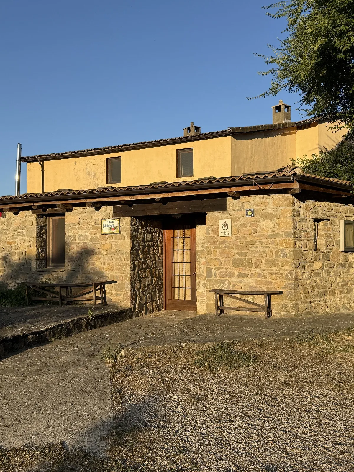 Entrada exterior con terraza en Casa Rural Gillué.