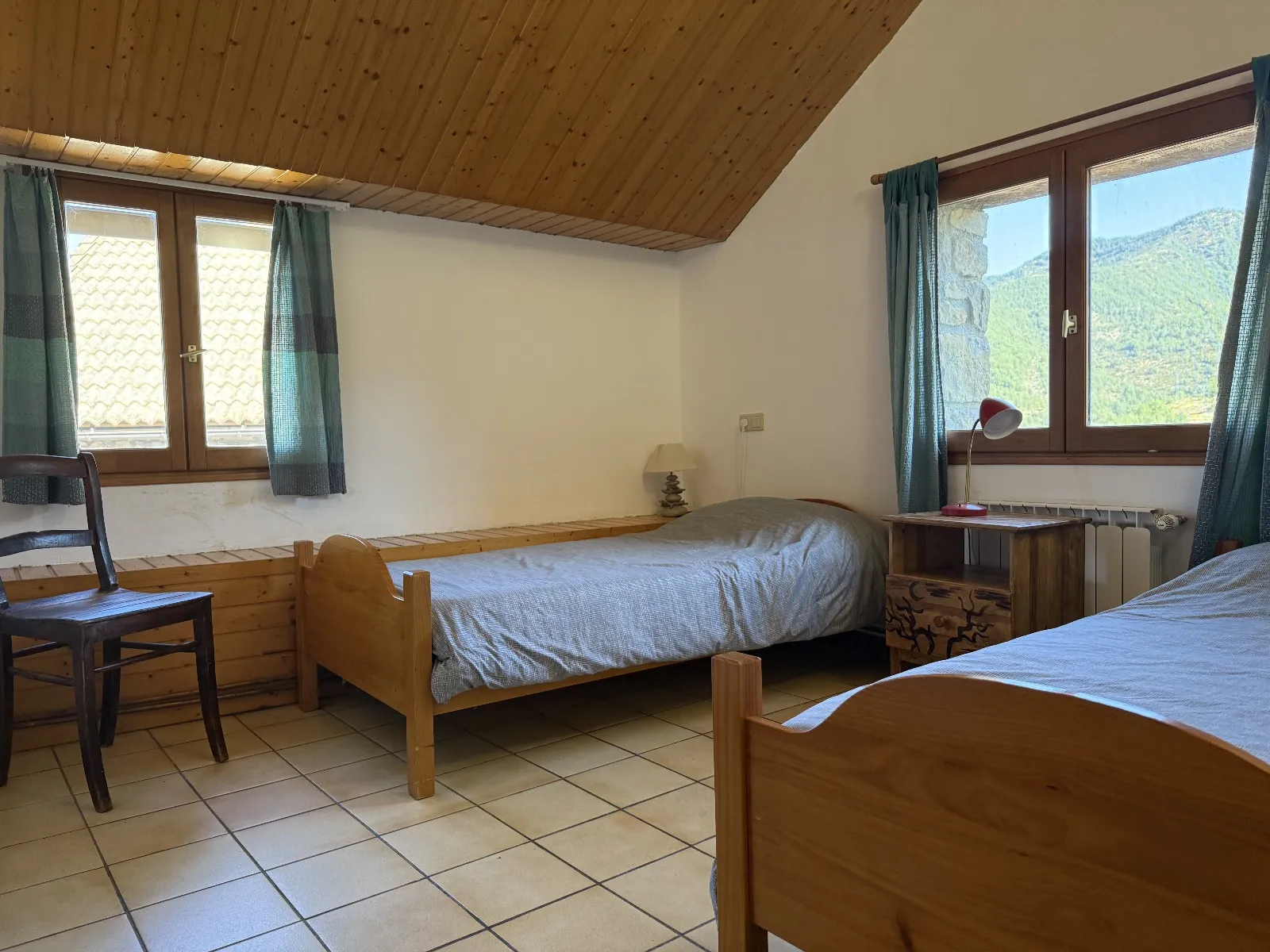 Poza natural de aguas claras cerca de Casa Rural Gillué, ideal para baños en verano.