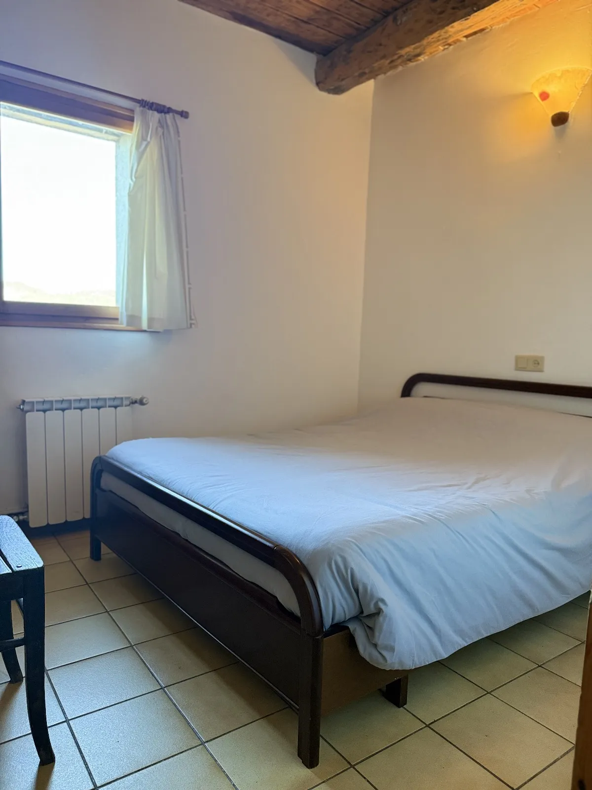 Habitación doble luminosa con ventana al paisaje del Pirineo.