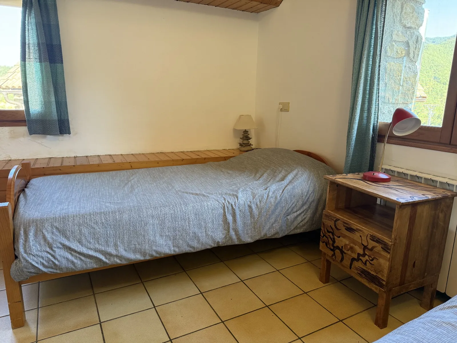 Dormitorio compartido con camas separadas en Casa Rural Gillué.