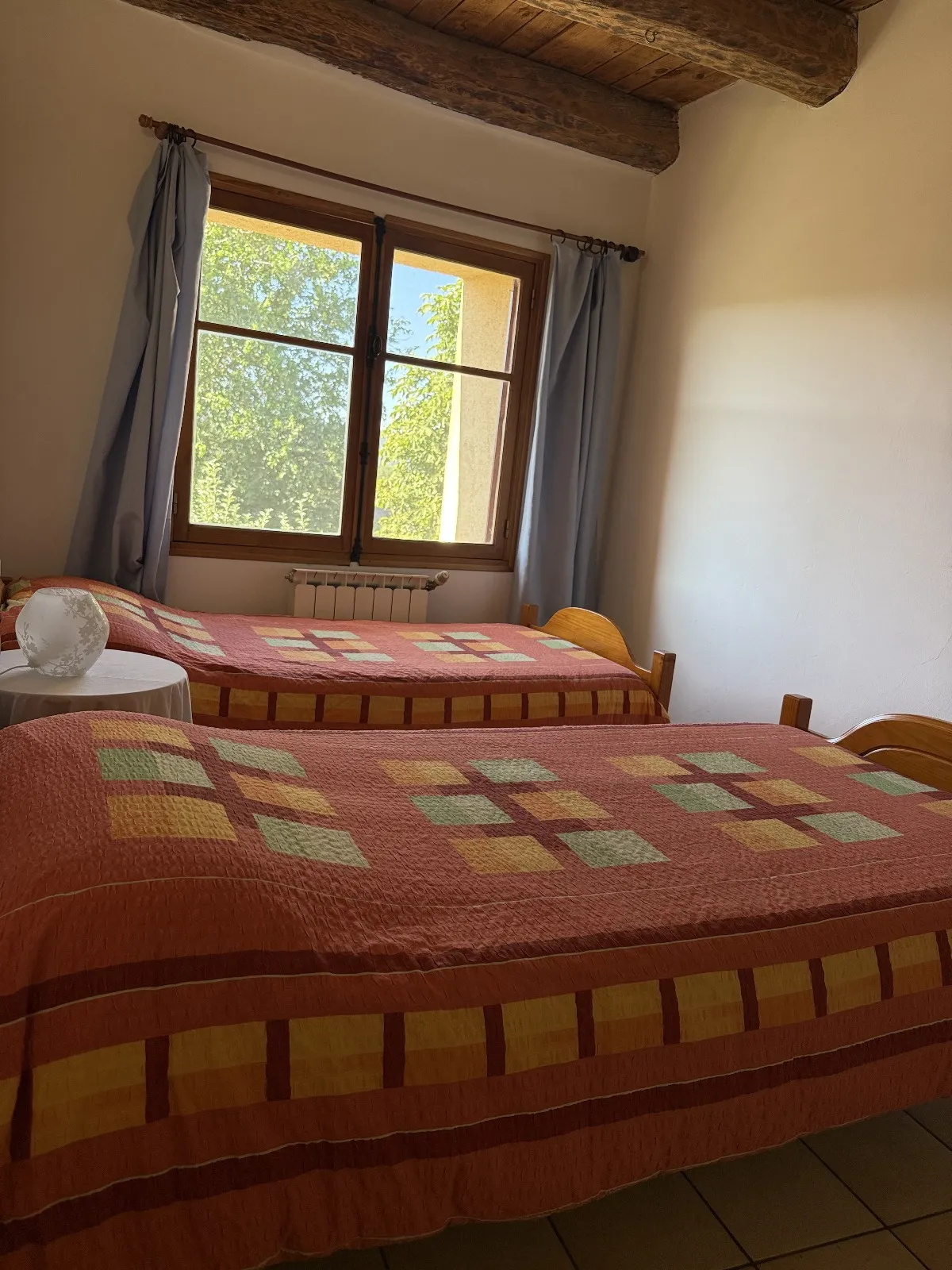 Dormitorio abuhardillado acogedor para grupos en casa rural en el Pirineo.