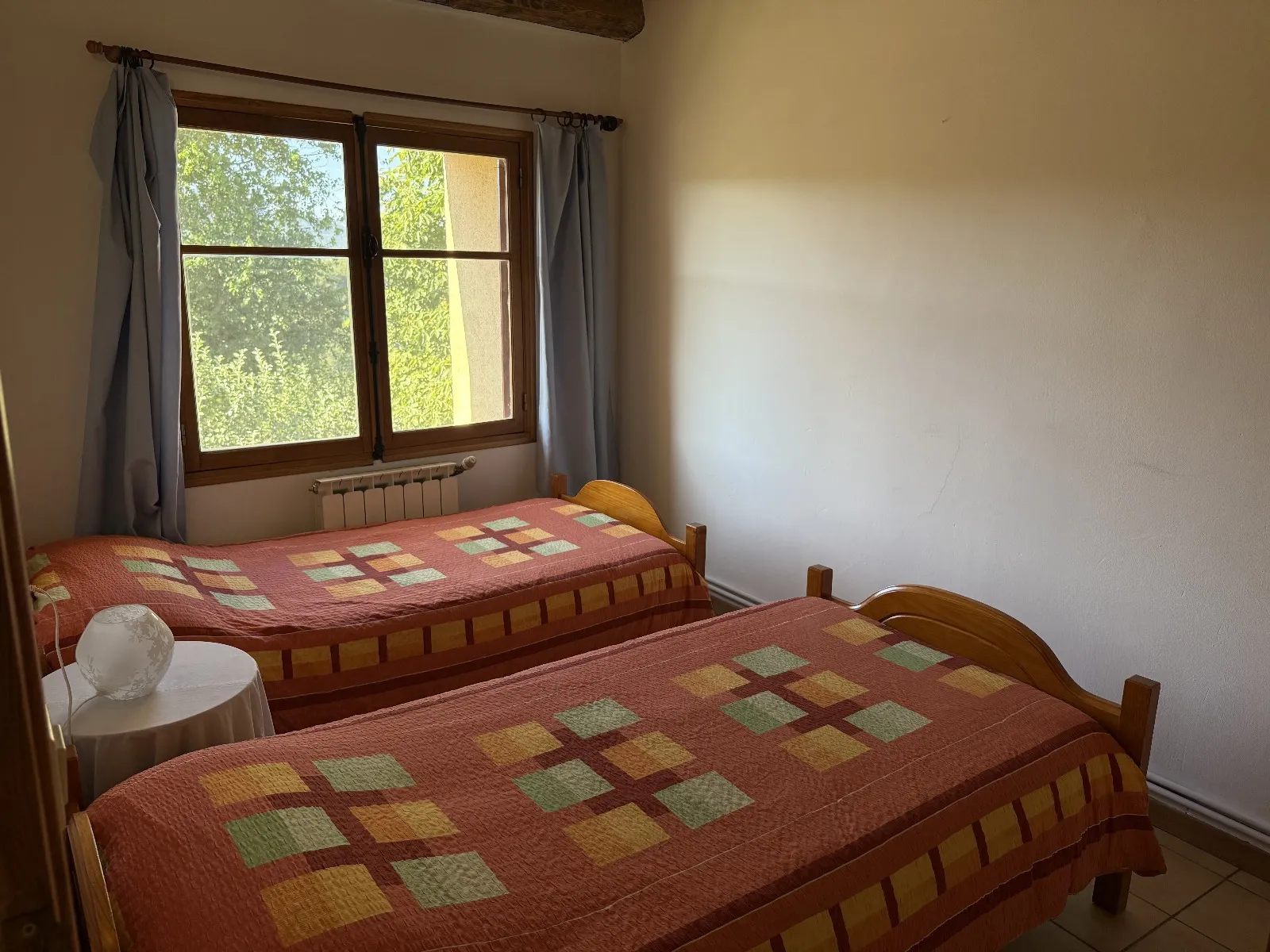 Habitación doble con ventana a la naturaleza.