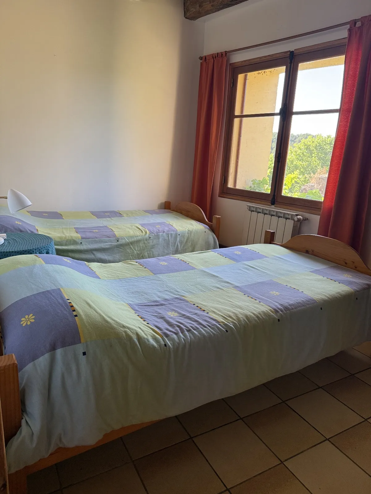 Habitación con cama individual en Casa Rural Gillué.