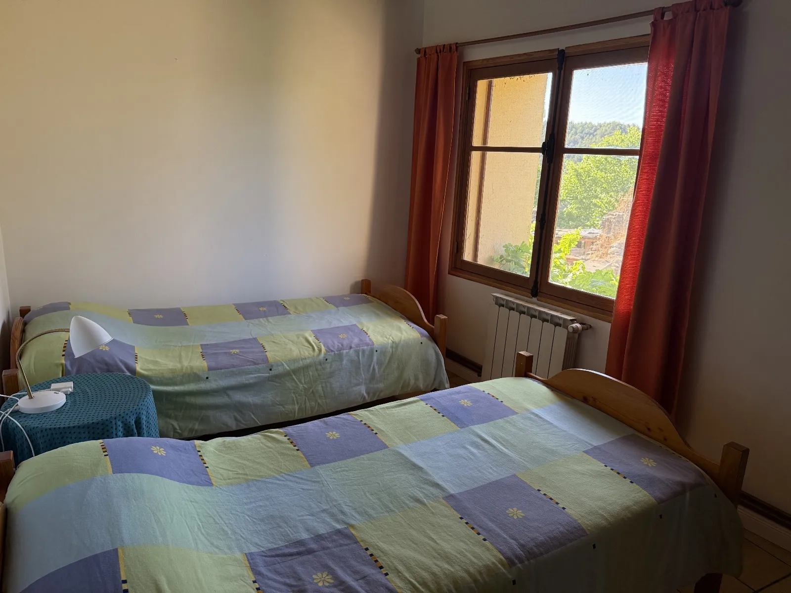 Habitación luminosa con cama individual en alojamiento rural tranquilo.