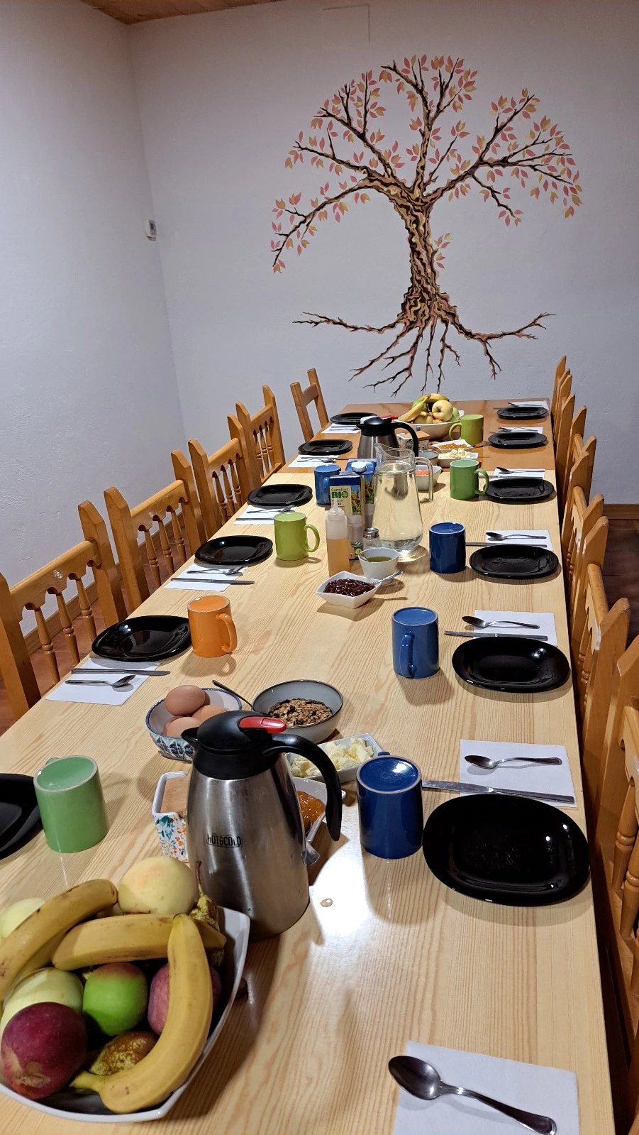 Postre casero servido después de la comida en la casa rural en el Pirineo.