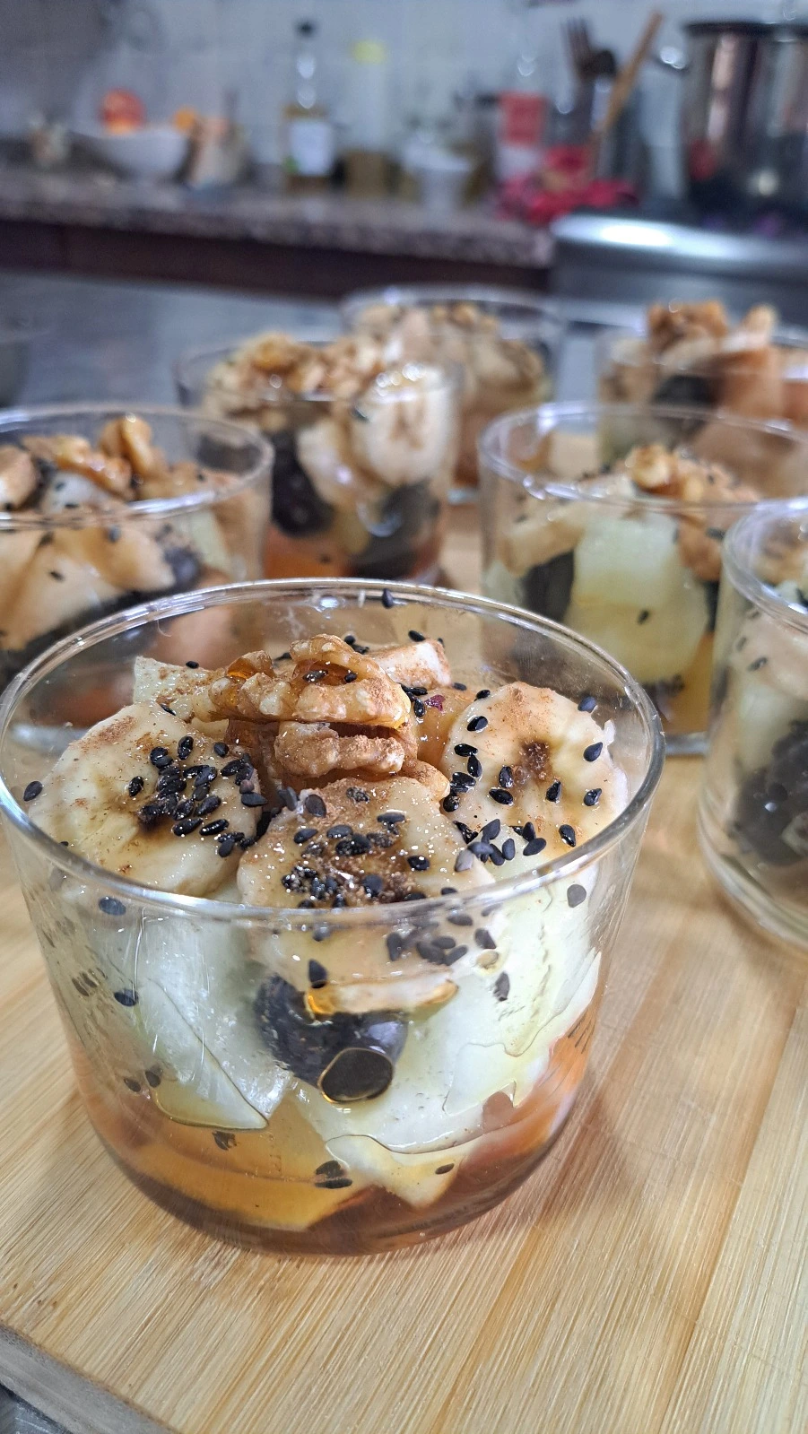 Postre casero servido después de la comida en la casa rural en el Pirineo.