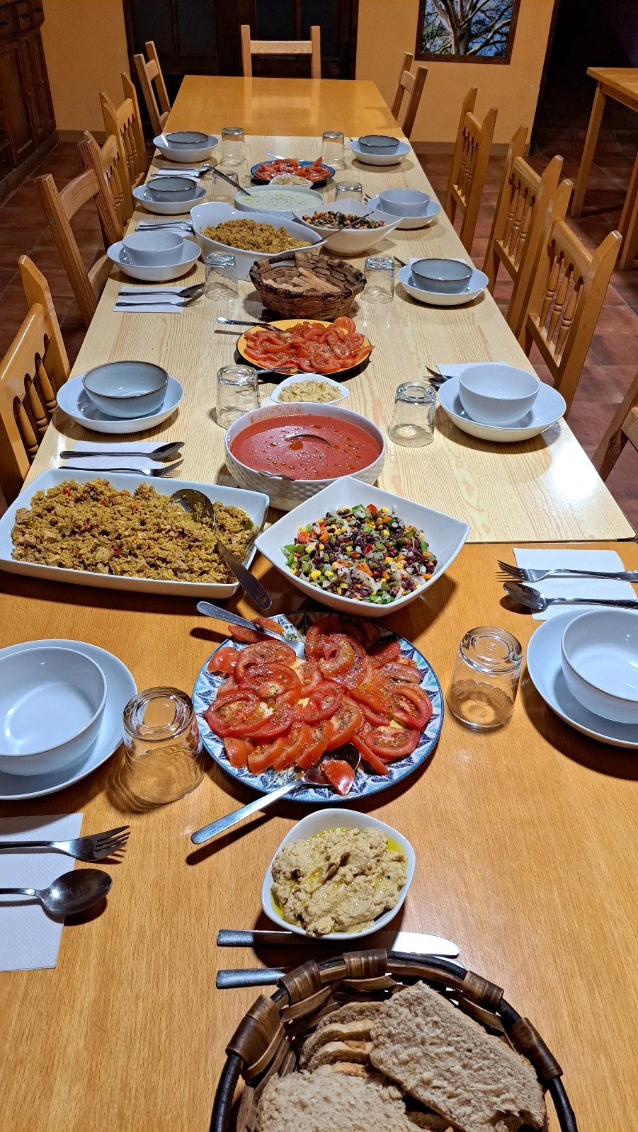 Postre casero servido después de la comida en la casa rural en el Pirineo.