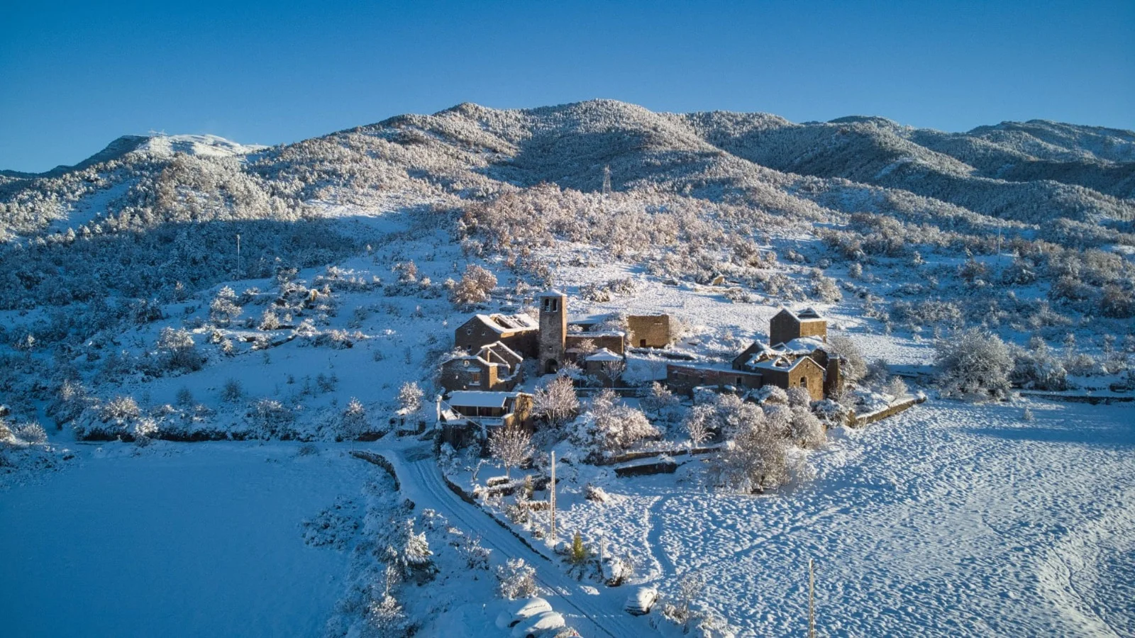 Paisaje nevado en el Pirineo próximo a Casa Rural Gillué.