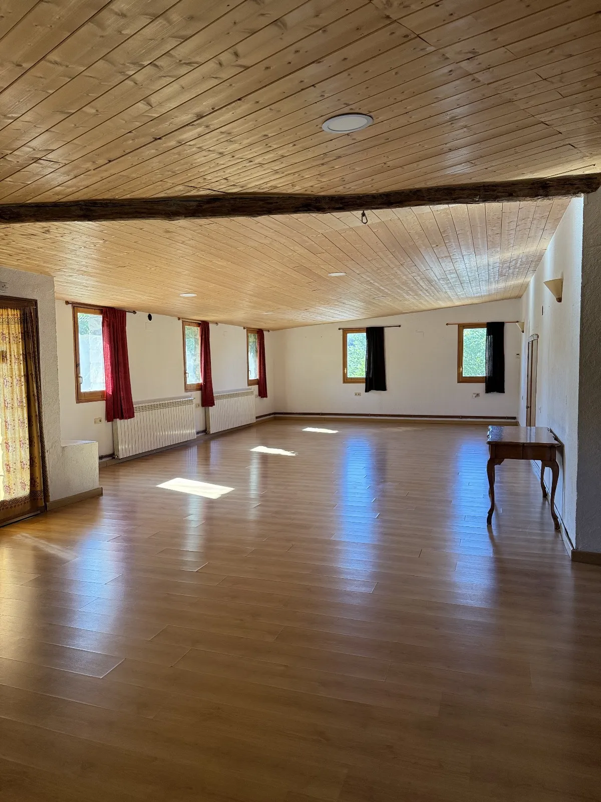 Sala amplia diáfana para talleres, yoga o actividades en Casa Rural Gillué.