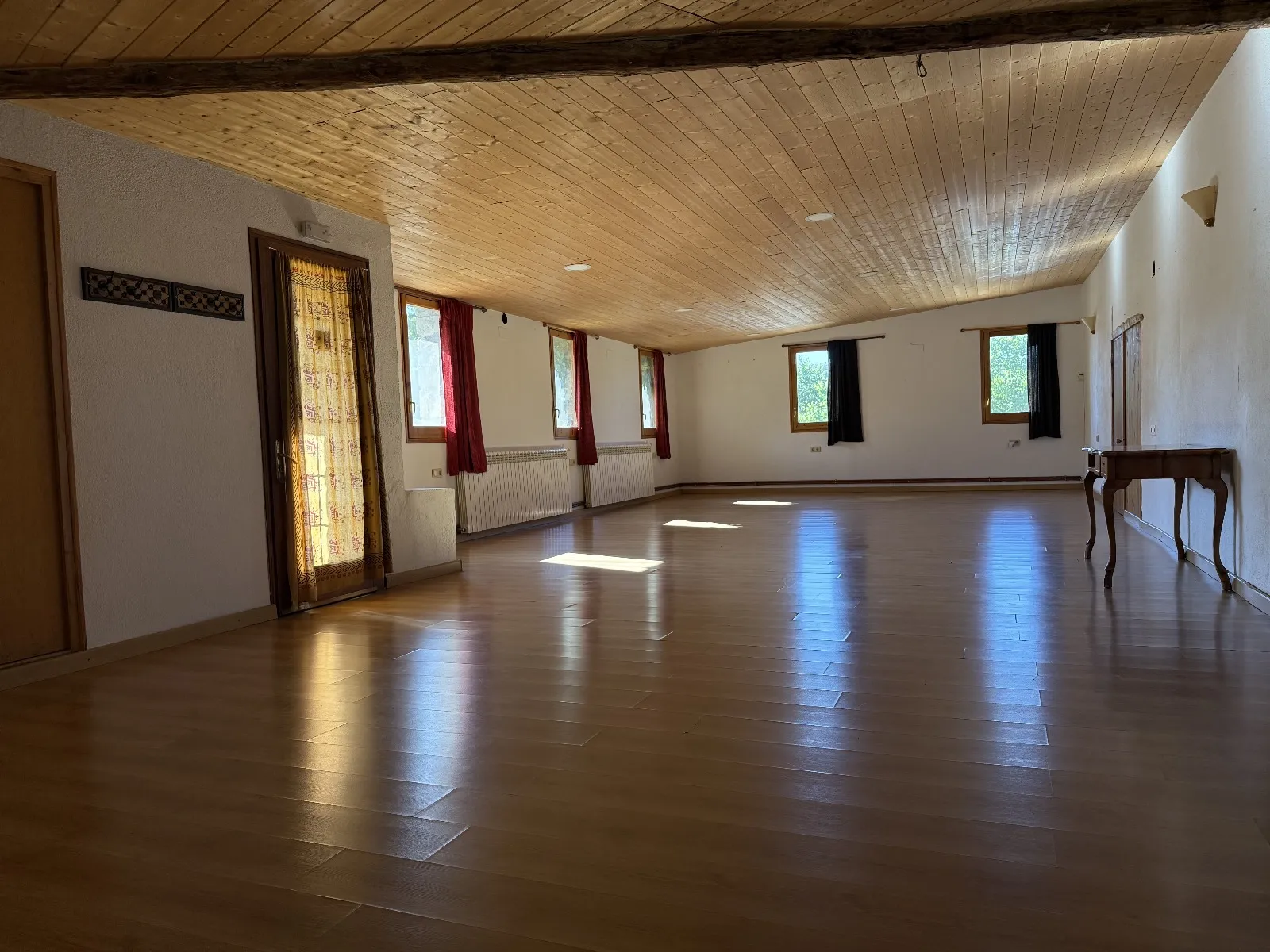 Sala amplia diáfana para talleres, yoga o actividades en Casa Rural Gillué.